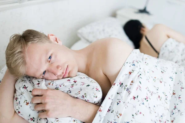 Mann bei intimen Momenten im Schlafzimmer belästigt. — Stockfoto