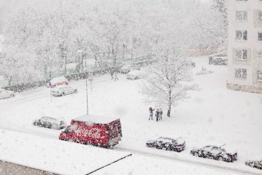 Bratislava, Slovakya, 30. Ocak, 2015: Coca Cola kırmızı teslim araba ağır kar yağışı-çocuklar kar zevk