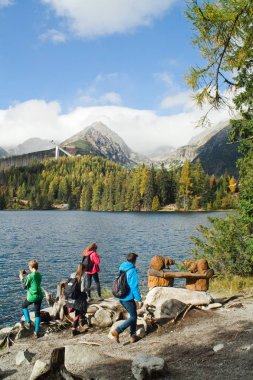 Strbske Pleso, Slovakya, 7. Ekim, 2017: yerel göle yakın yürüyen Insanlar.