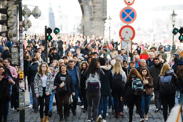 Praag, Tsjechië-10 maart 2018: menigte van mensen op straat — Stockfoto