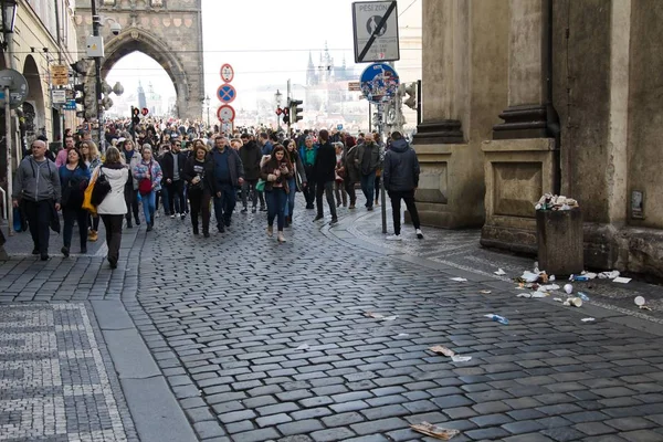 Прага, Чеська Республіка-10 березня 2018: натовп людей на старому буксирі — стокове фото