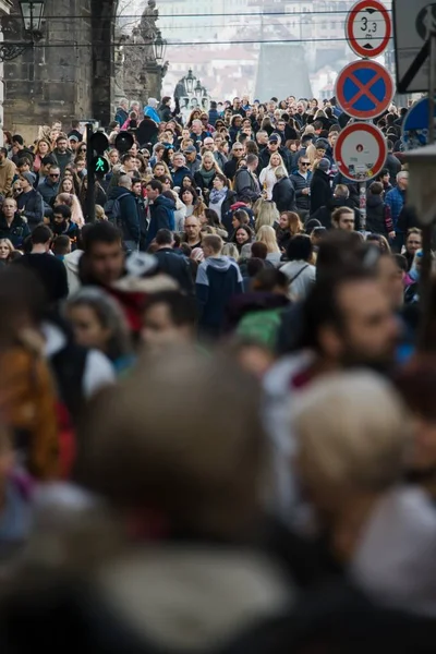Прага, Чеська Республіка-10 березня 2018: натовп людей на вулицях — стокове фото