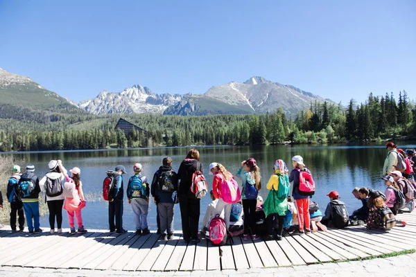 Strbske Pleso, Slovakya, 7. Mayıs, 2018: okul gezisi çocuklar