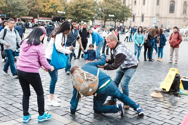 Прага, Чеська Республіка, 5. Травень, 2011: чоловік впав на старому Майдані — стокове фото