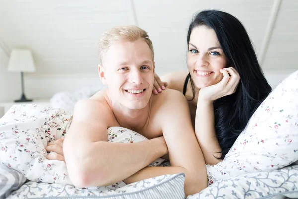 Yakışıklı adam ve yatakta poz güzel kadın - yatak odasında samimi anlar — Stok fotoğraf