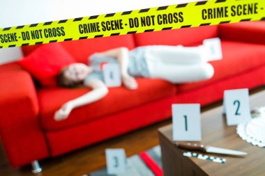 Genç kurban - bıçaklı ve sarı aralıklı suç mahalli kesişmez.