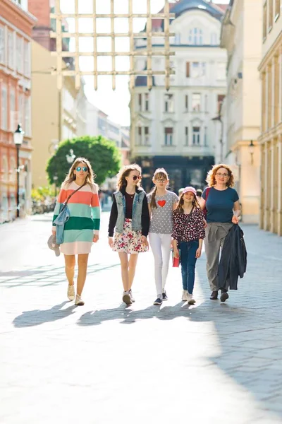 Група дівчат, що проходять через центр - подорож жінок — стокове фото