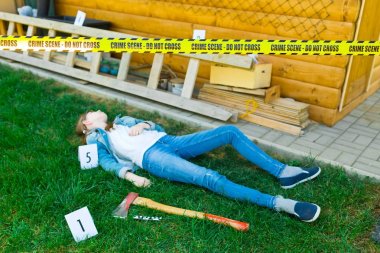 Kurbanın cesediyle arka bahçede suç mahalli