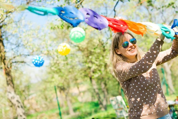 Mujer decoración jardín partido con decoración de papel colorido —  Fotos de Stock