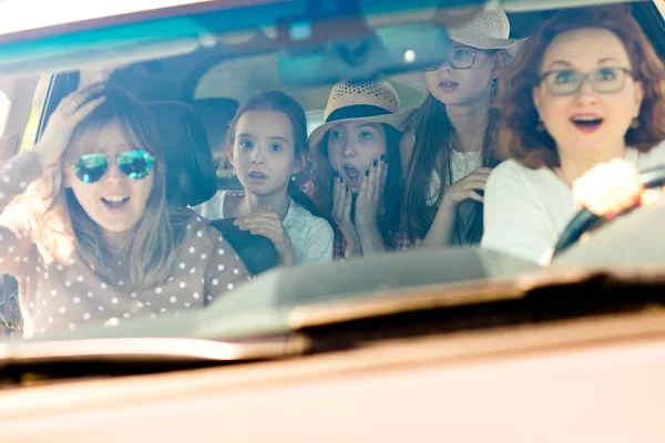 Mères avec des filles effrayées dans la voiture - l'air étonné par l'accident entrant — Photo