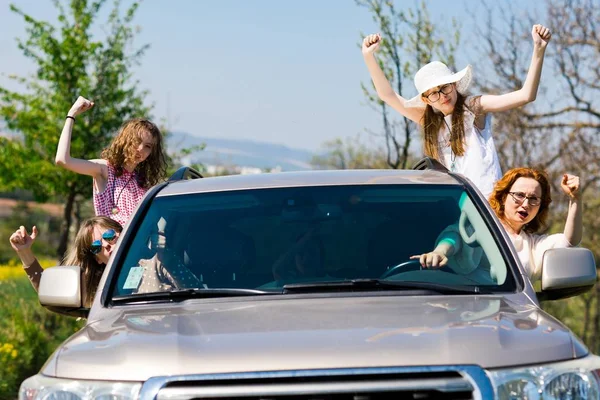 Rellen achter het stuur-vrouwelijke hooligans in de auto — Stockfoto