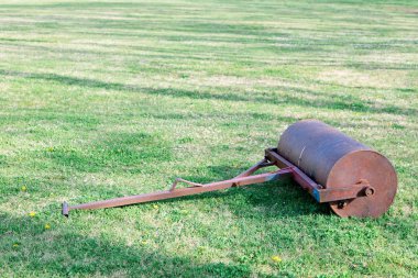 Çim avlusunda çelik eski çim merdane.