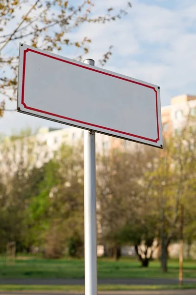 Panneau conceptuel vierge avec cadre en étain rouge dans la ville . — Photo