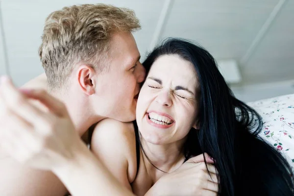 Schöner Mann und schöne Frau posieren im Bett - emotionale spontane Freundin — Stockfoto