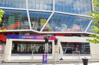 Bratislava, Slovakya - 7 Mayıs 2019 : Giriş kapılarına hazırlık - Hokey Dünya Şampiyonası'na 3 gün kala.