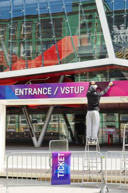 Bratislava, Slovakya - 7 Mayıs 2019 : Giriş kapılarına hazırlık - Hokey Dünya Şampiyonası'na 3 gün kala.