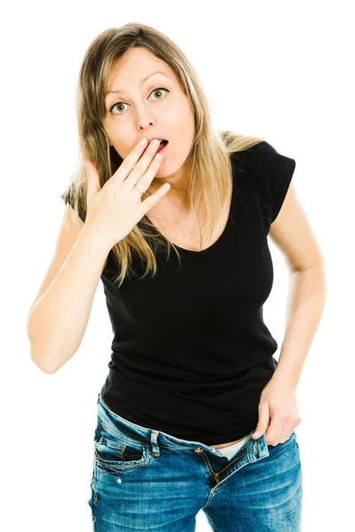 Blondin attraktiv kvinna i svart T shirt sätta av jeans-unbutto — Stockfoto