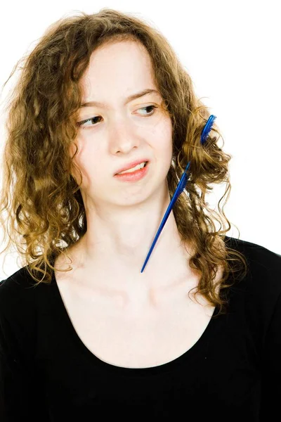 Tonåringaged blond flicka med hår med trassliga hår dressing problem-fastnat kam. — Stockfoto