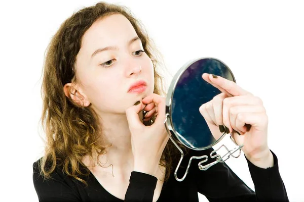 Remaja gadis memeriksa kulit di cermin dagu — Stok Foto