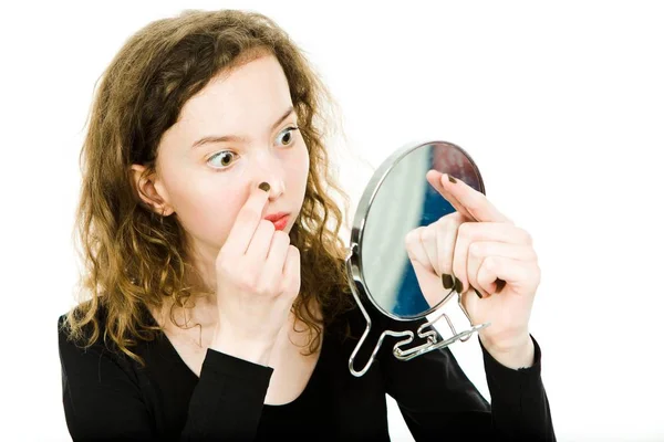 Tonåring flicka Kontrollera huden i spegeln-näsa — Stockfoto