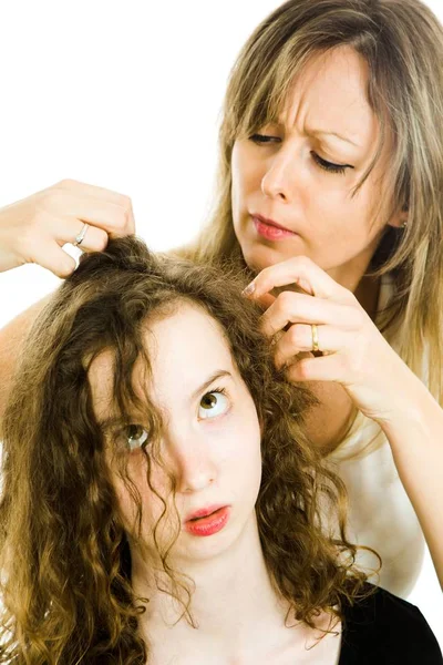Mother checking child's head for lice - louse on head — Stock Photo, Image