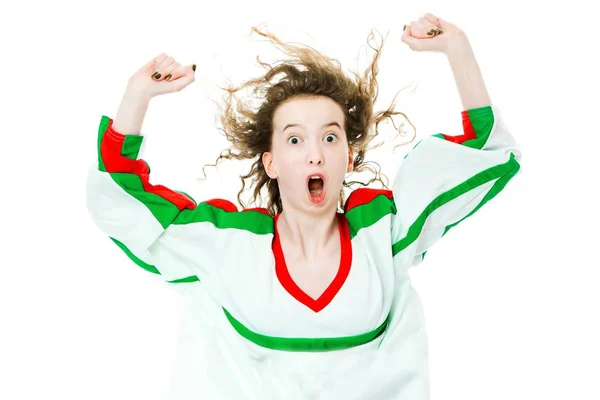 Fã de hóquei em camisa na cor nacional da Bielorrússia aplaudem, celebrando o objetivo . — Fotografia de Stock