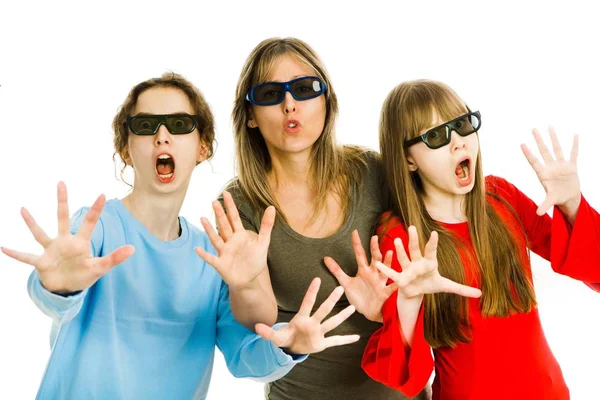 3d sinema gözlüklü çocuklu anne - performans izlerken korkmuş - şaşkınlık jestleri. — Stok fotoğraf
