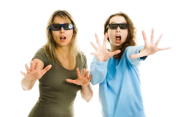 Удивительная женщина и девушка в кинотеатрах в 3D очках, испытывающих эффект 5D кино - испуганный просмотр спектакля - жесты удивления . — стоковое фото
