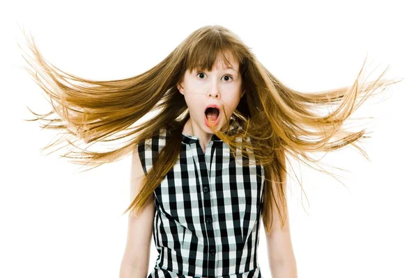 Удивлённая девушка-подросток с длинными прямыми летящими волосами носит черное клетчатое платье . — стоковое фото