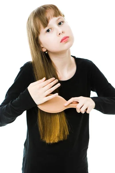Přirozeně blondýnka v černých šatech kartáčování dlouhých vlasů — Stock fotografie