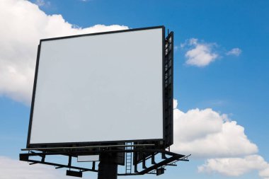 Mavi gökyüzü arka plan üzerinde boş billboard - yeni reklam için