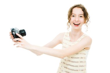 Sıska kız, eski model analog kamerasıyla selfie çekiyor.
