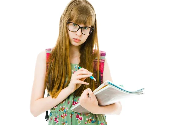 Teenager-Studentin in grünem Kleid mit Broschüren - Notizen — Stockfoto