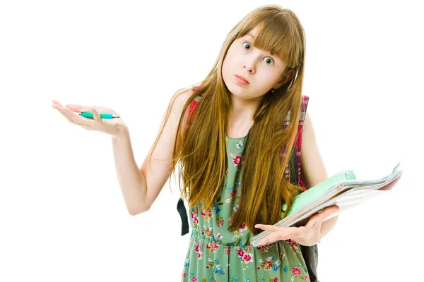 Kitapçıklar ile yeşil elbiseli genç kız öğrenci - Bilmiyorum — Stok fotoğraf