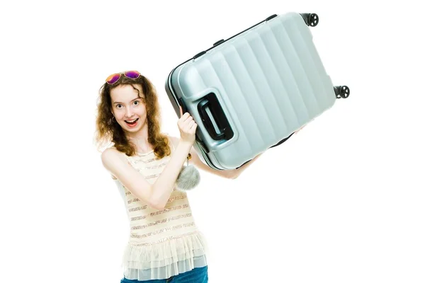 Gadis kurus muda memegang koper plastik . — Stok Foto