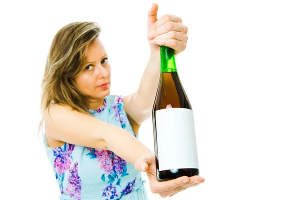 Una donna che mostra una bottiglia di spumante rosso con etichetta bianca . — Foto Stock