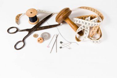 Terzi natürmort beyaz arka plan, vintage araçlar üzerinde ayarlanmış.