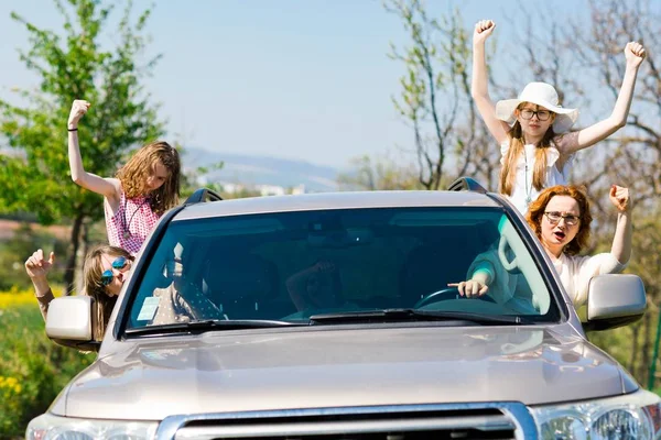 Rellen achter het stuur-vrouwelijke hooligans in de auto — Stockfoto
