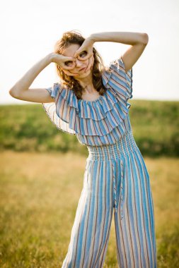 Genç pilot kız uçuyormuş gibi yapıyor - sahte gözlük