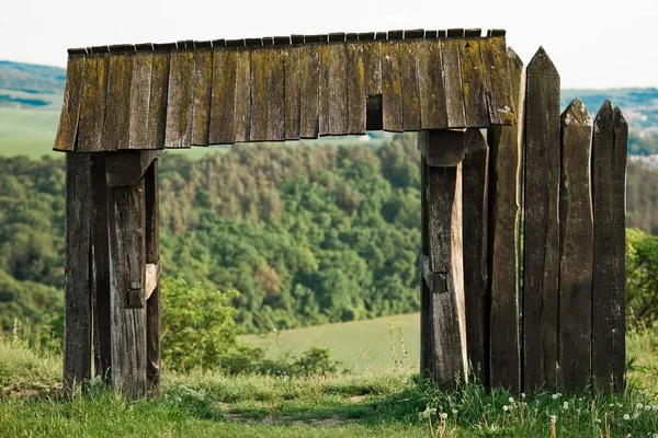 Porta d'epoca, antica città porta di legno — Foto Stock