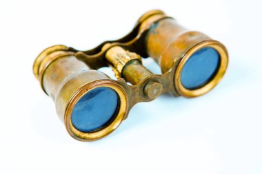 Beyaz arka planda vintage pirinç dürbün