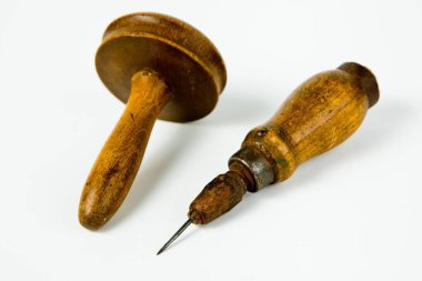 Ahşap kavrama ve darning aracı ile Vintage paslı awl