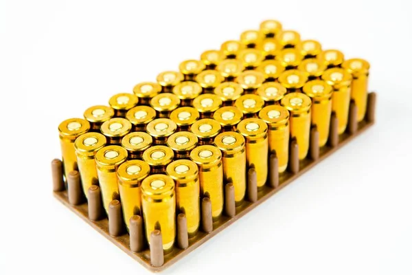 Коробка з 50 штук 9 мм пістолетів-кулеметів . — стокове фото