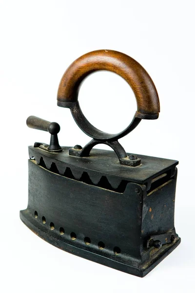 Outil de repassage vintage, fer à repasser traditionnel en acier au charbon . — Photo