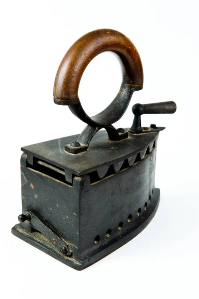 Ferramenta de engomar vintage, ferro de carvão de aço tradicional - cabo de madeira — Fotografia de Stock