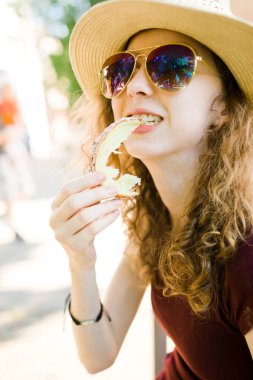 Tatlı pasta, kız Trdelnik parçası yiyor.