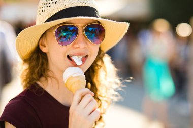 Genç kız beyaz dondurma yiyor..