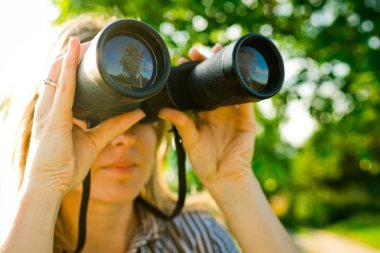 Bir kadın kaşif siyah dürbün kullanıyor - açık.