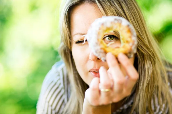 Bir kadın kek Trdelnik ile bakıyor.