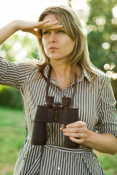 En kvinna Utforskare använder svart kikare-utomhus. — Stockfoto